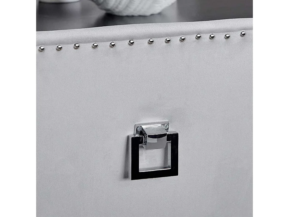 Armlehnstuhl Stuhl in modernem Design mit Ziernieten