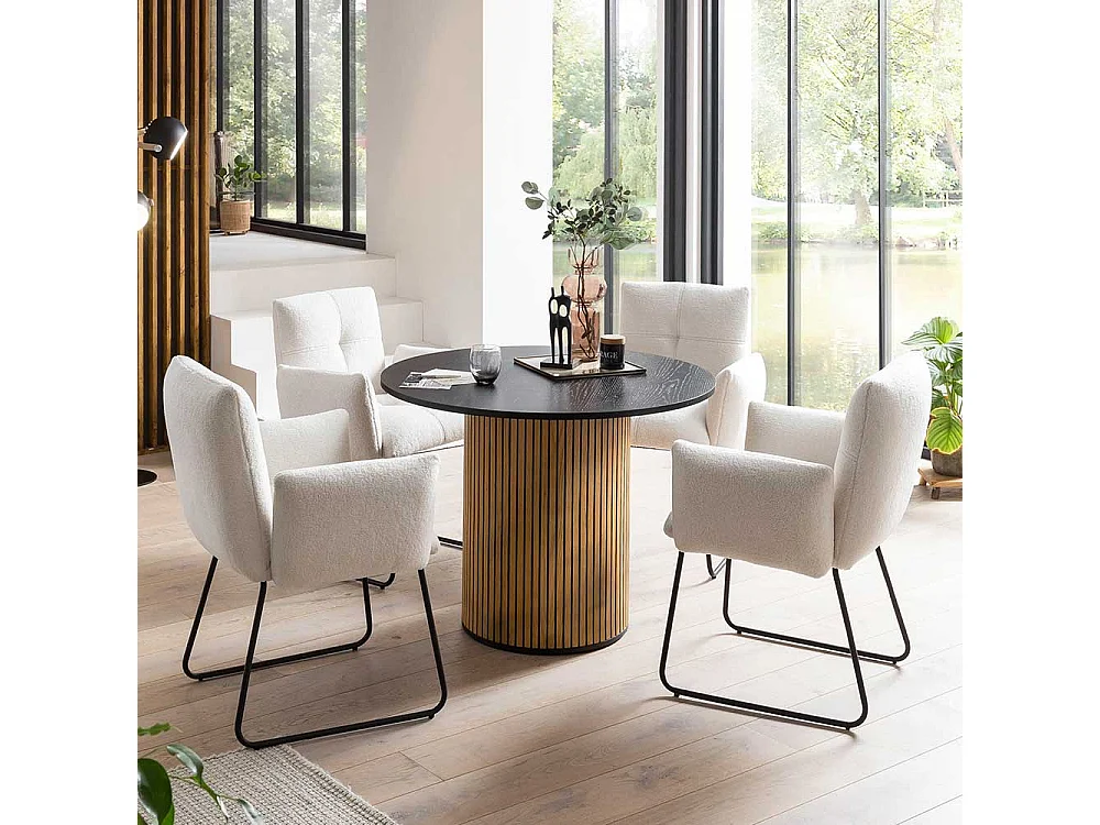 Armlehnstuhl Boucle Weiß mit Bügelgestell aus Metall 74 cm breit