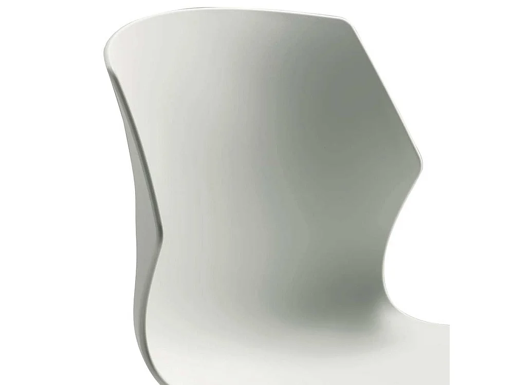 Weißer Stuhl aus Kunststoff verchromtem Metallgestell