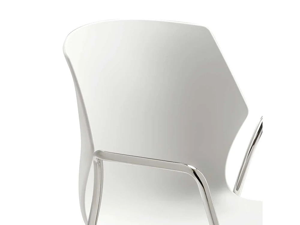 Weißer Stapelstuhl in Weiß Armlehnen