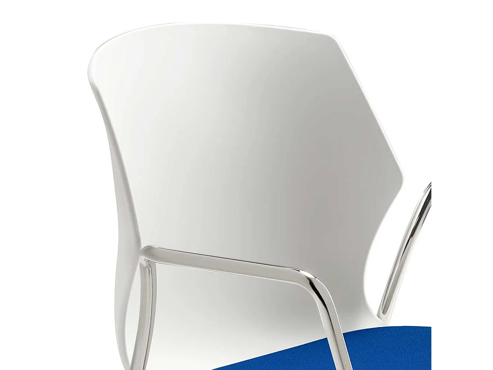 Armlehnenstuhl in Weiß Chromfarben und Blau modern