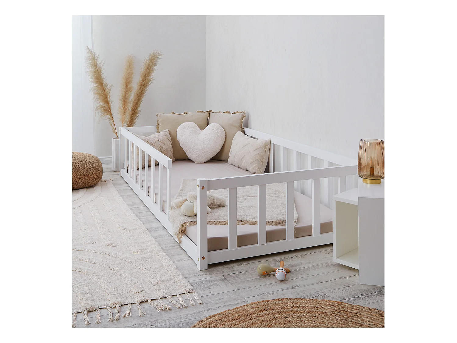 Kinderbett auf dem Boden 90x200 cm weiß