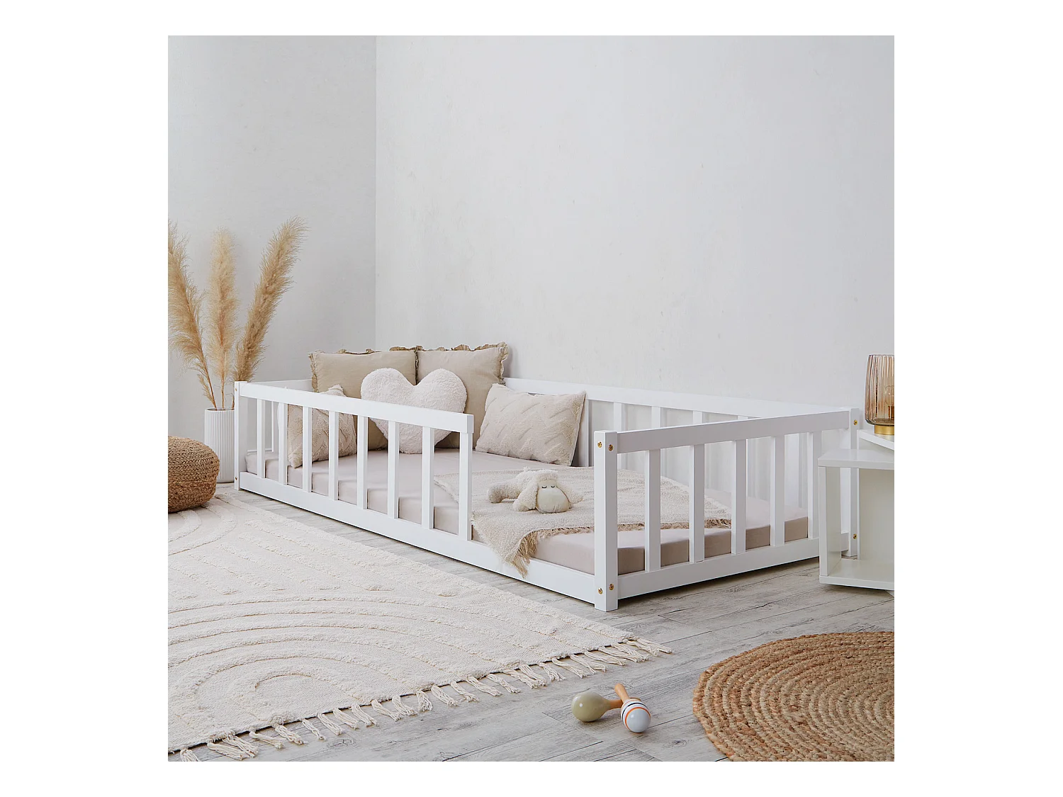Kinderbett auf dem Boden 90x200 cm weiß