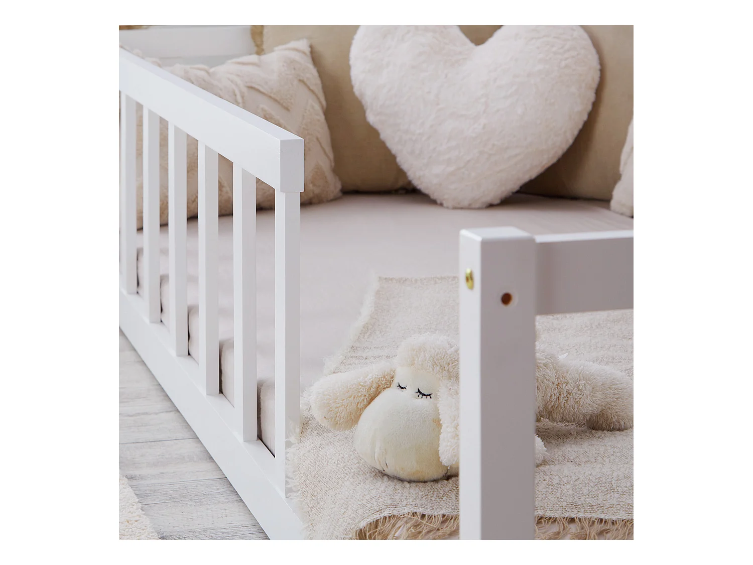 Kinderbett auf dem Boden 90x200 cm weiß