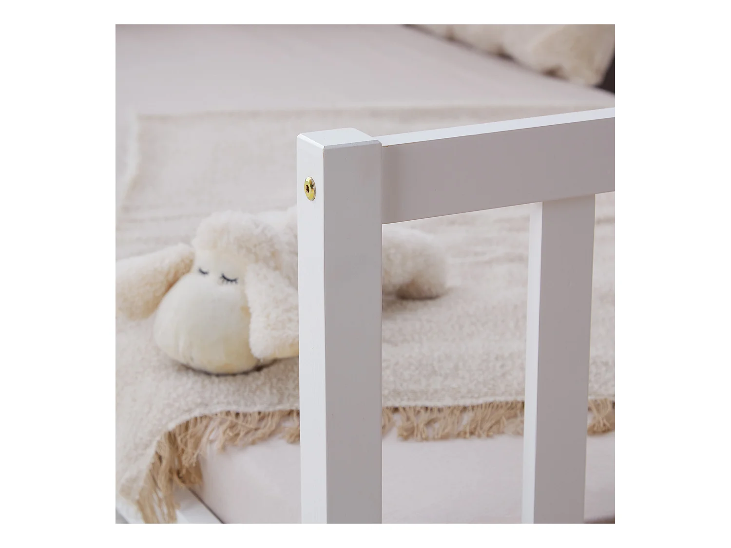 Kinderbett auf dem Boden 90x200 cm weiß