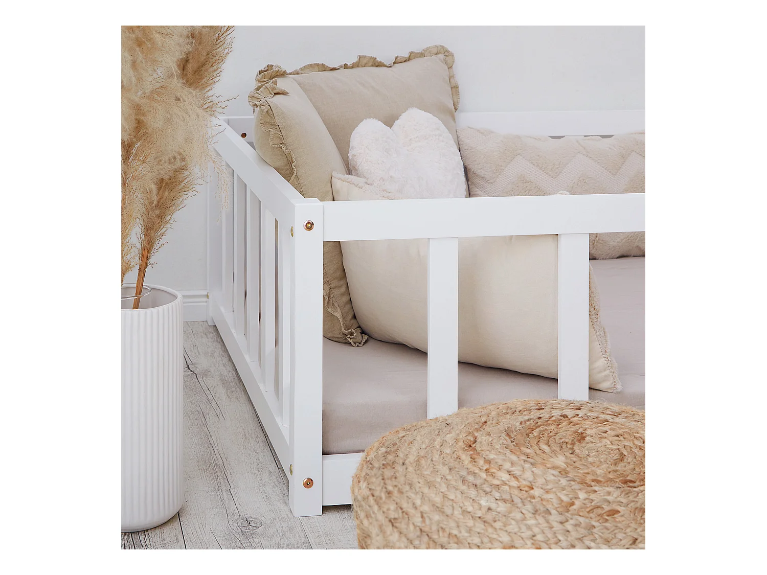 Kinderbett auf dem Boden 90x200 cm weiß