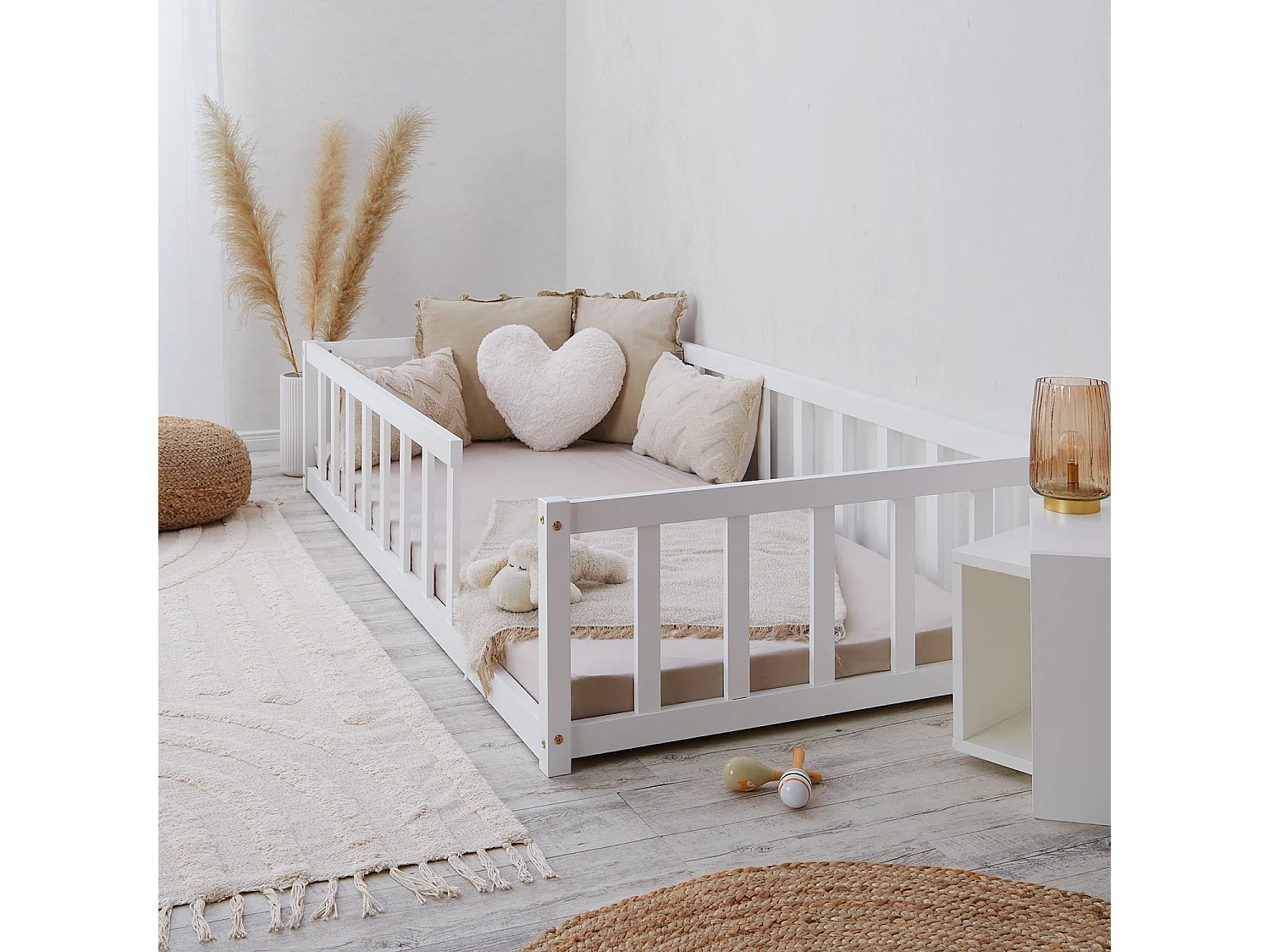 Kinderbett auf dem Boden 90x200 cm weiß