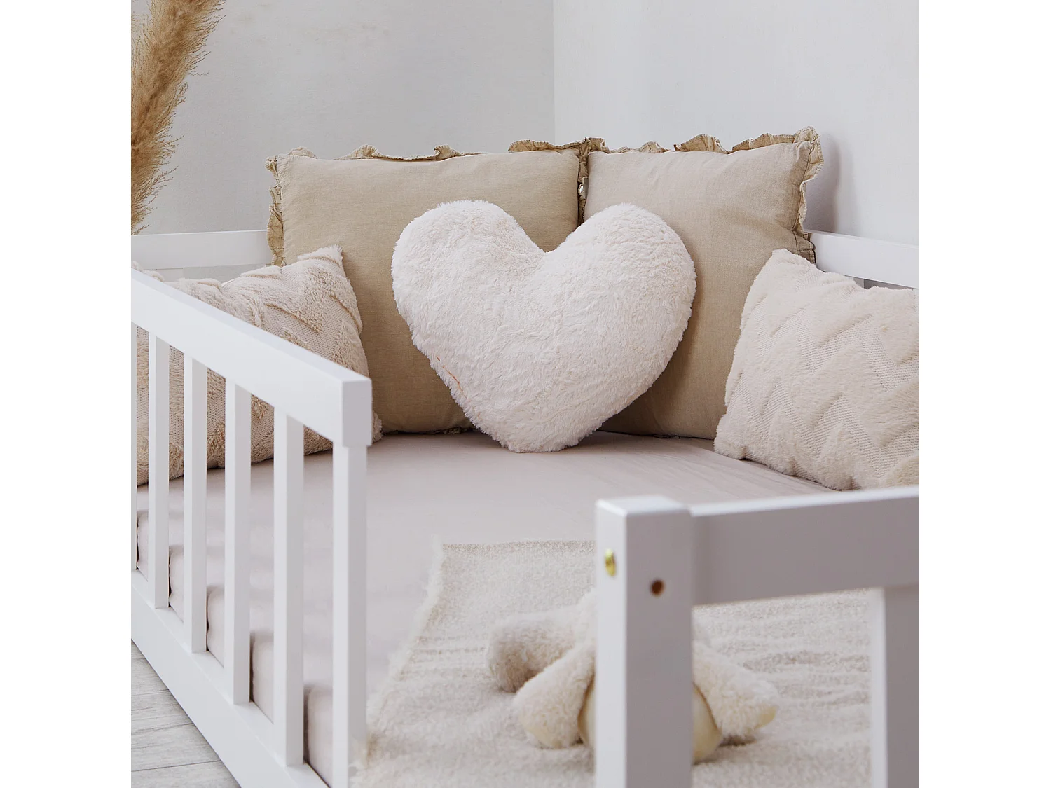Kinderbett auf dem Boden 90x200 cm weiß