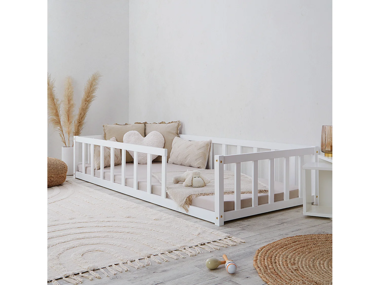 Kinderbett auf dem Boden 90x200 cm weiß