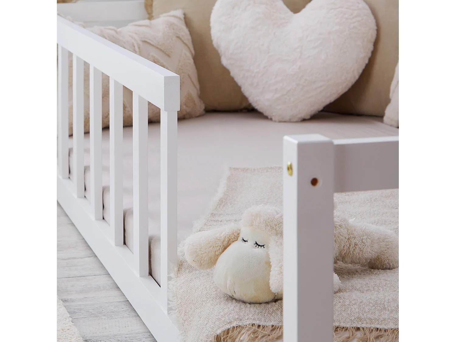 Kinderbett auf dem Boden 90x200 cm weiß