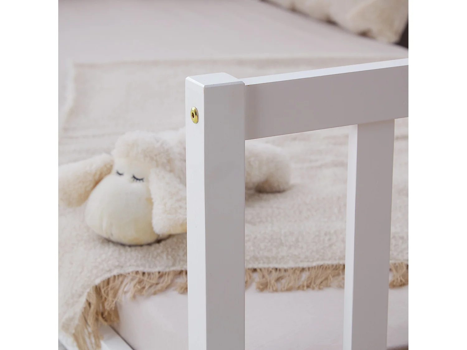 Kinderbett auf dem Boden 90x200 cm weiß