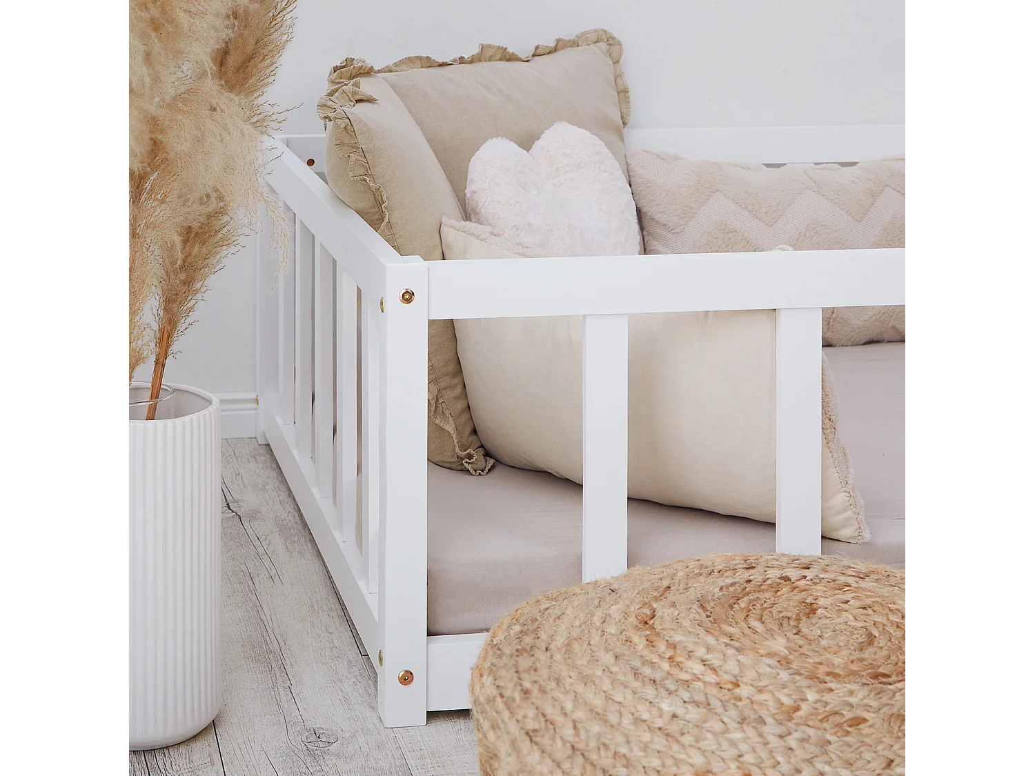 Kinderbett auf dem Boden 90x200 cm weiß