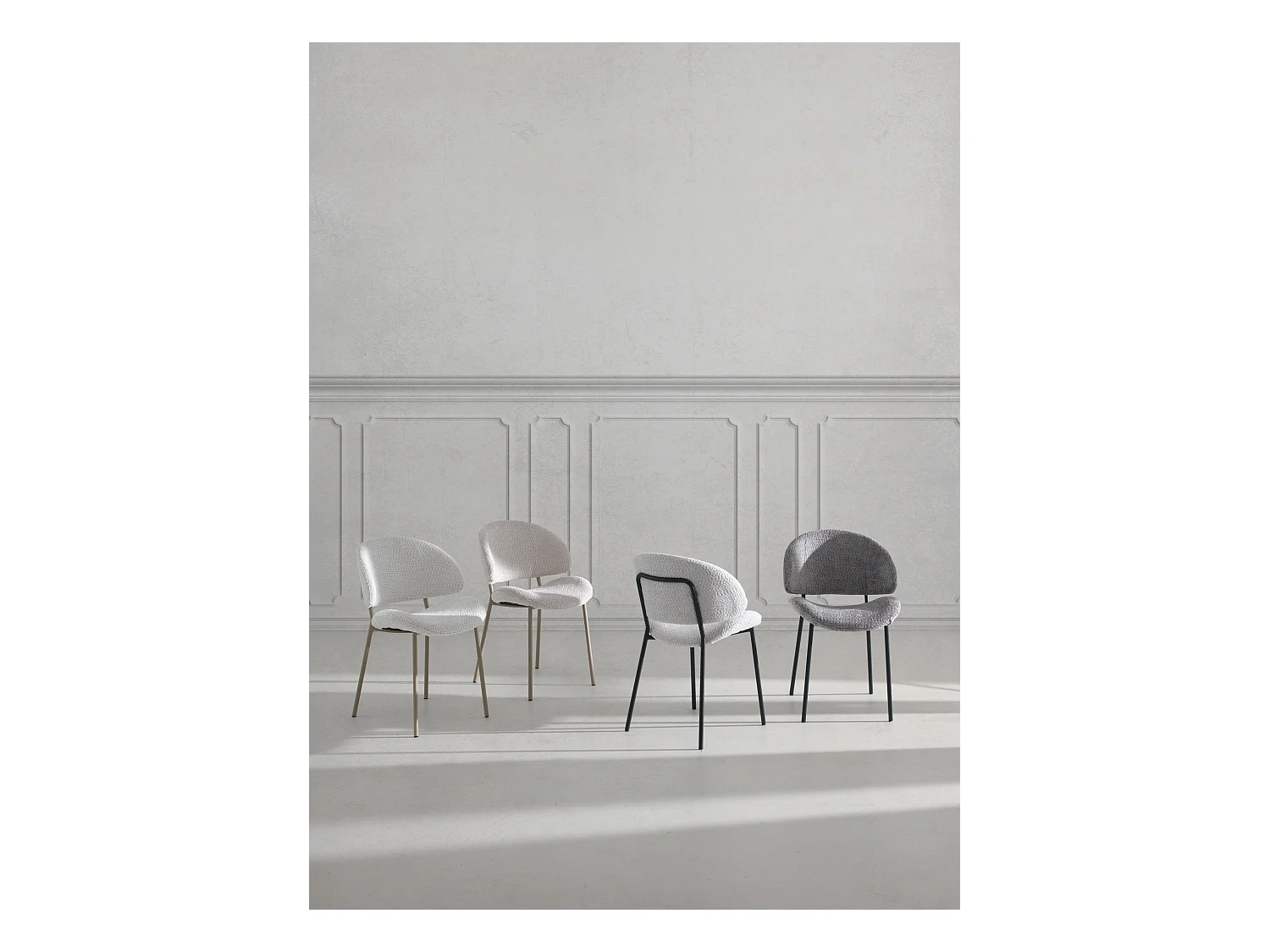 Lot de  4 chaises tapissées de chenille couleur gris clair