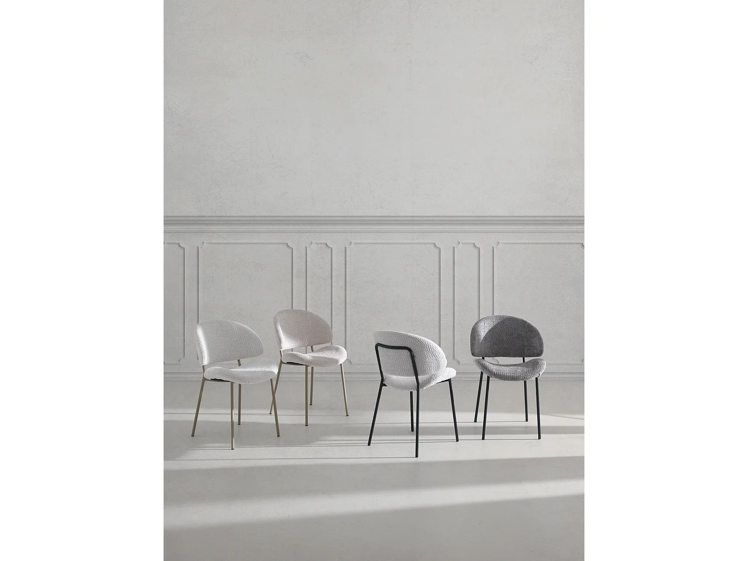 Pack de  4 sillas tapizadas en chenilla color gris claro