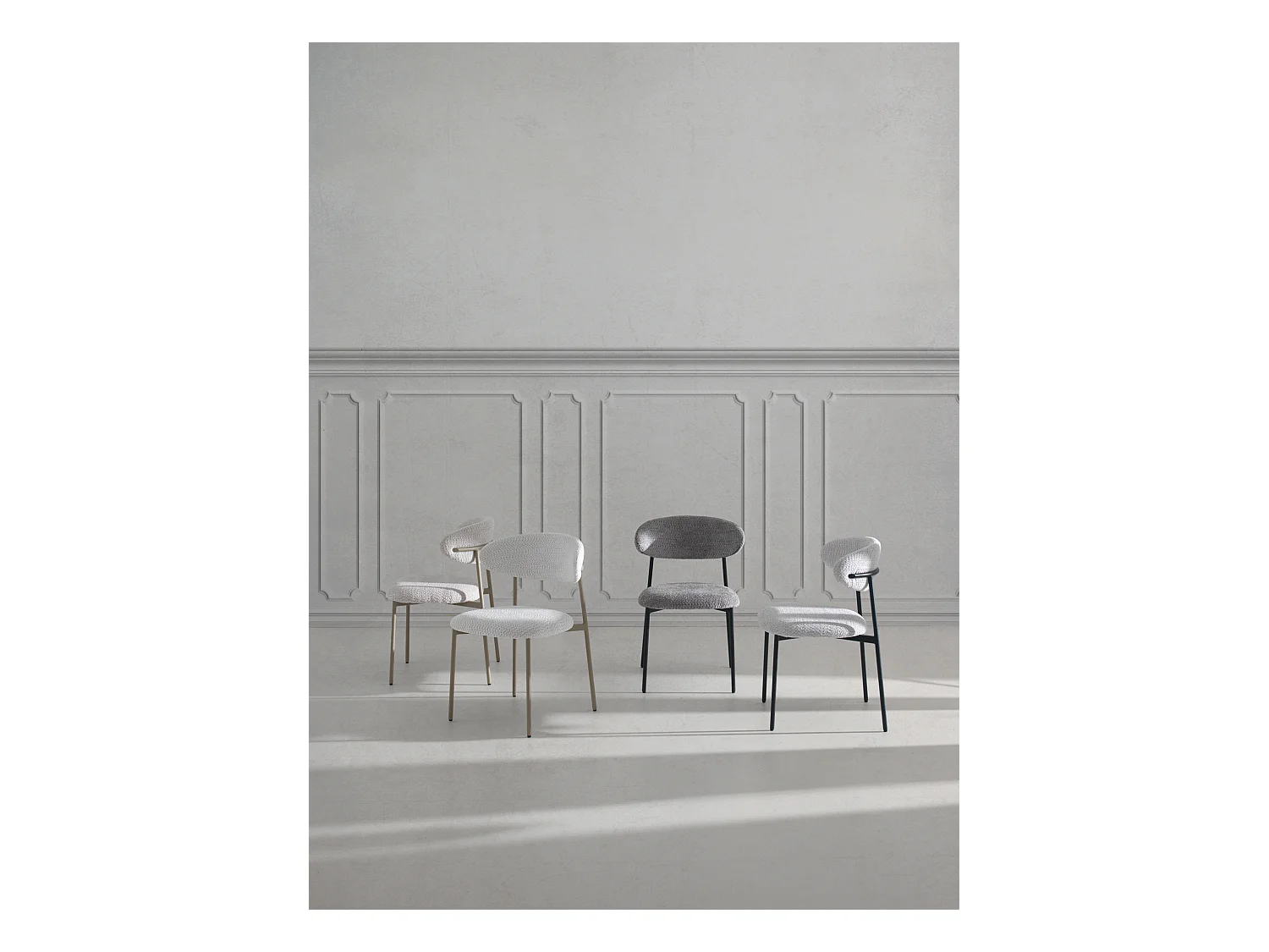 Lot de  4 chaises tapissées de chenille couleur gris clair