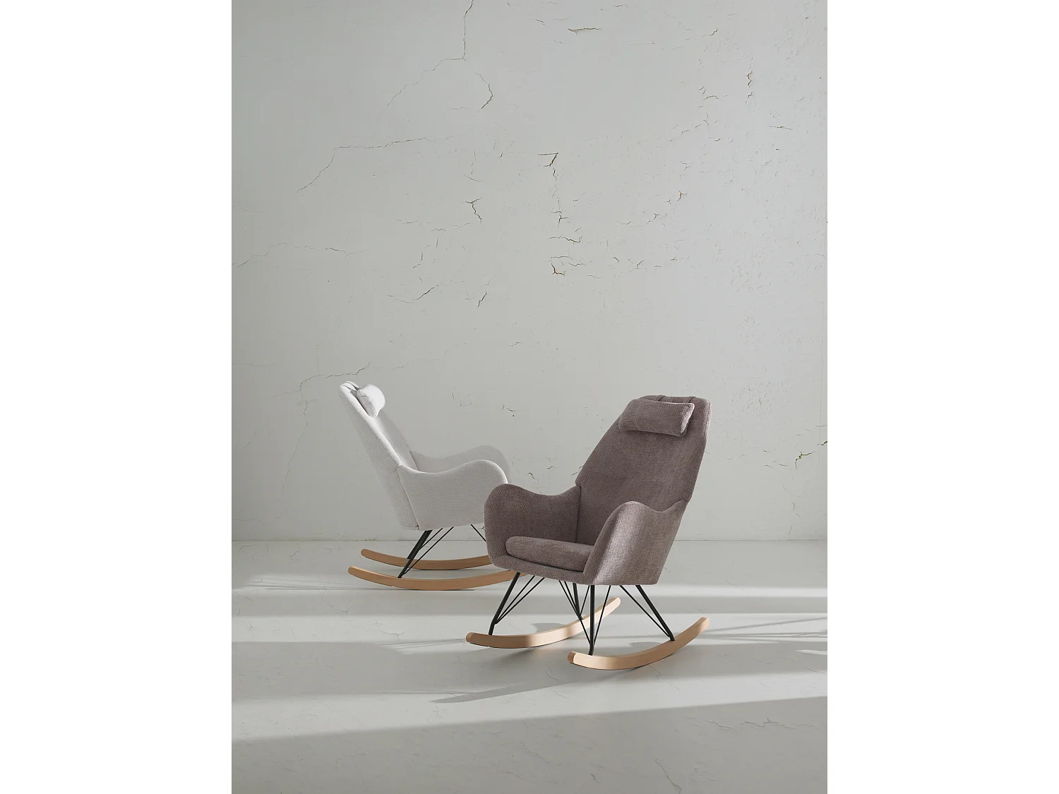 Balanço estofado em chenille branco e pernas metálicas