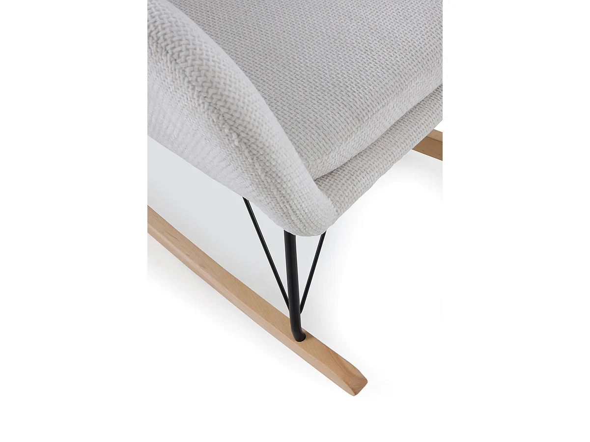 Balanço estofado em chenille branco e pernas metálicas