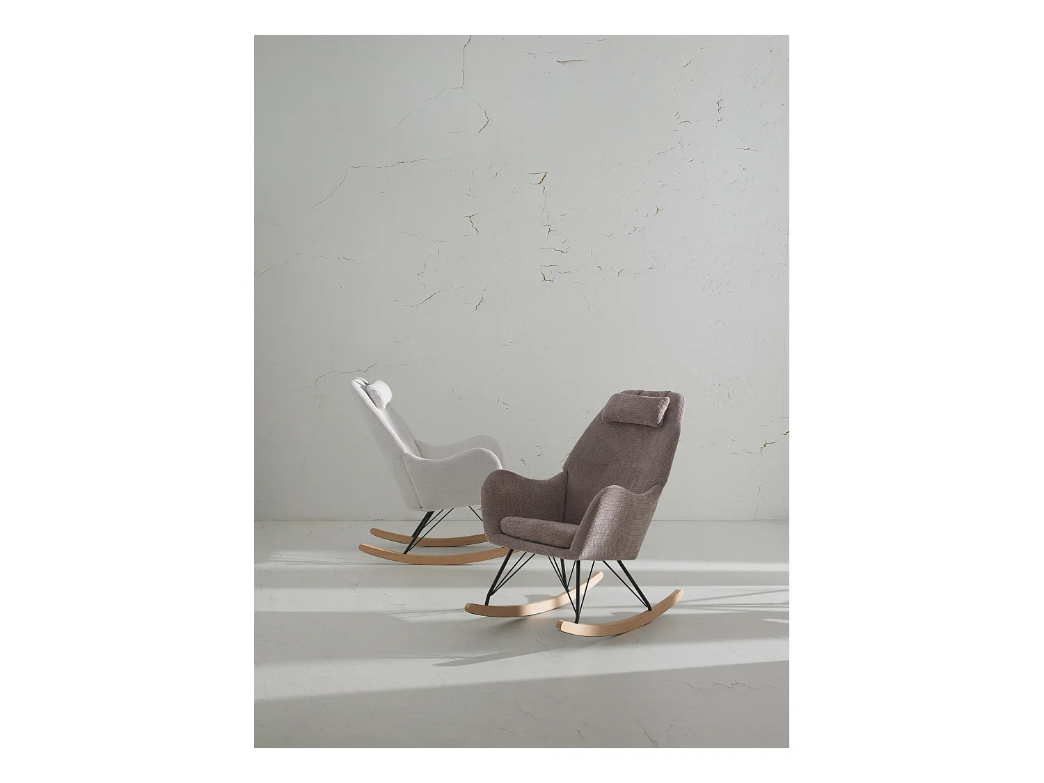 Schaukelstuhl mit braunem Chenillebezug