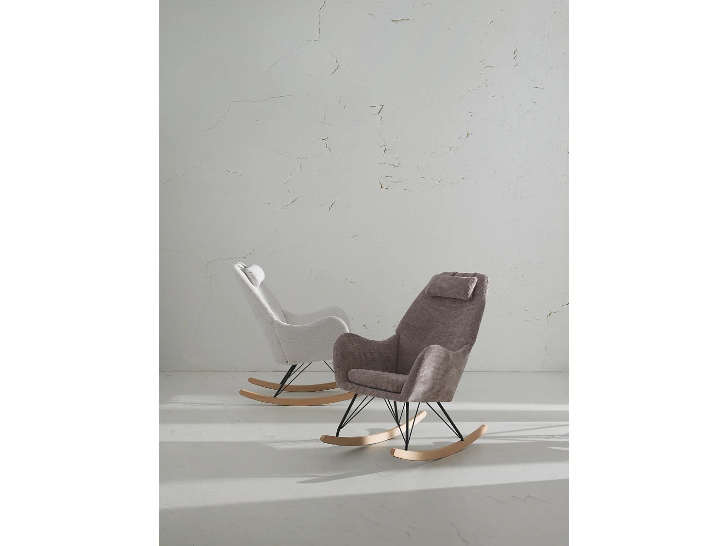 Balanço estofado em chenille castanho e pernas metálicas