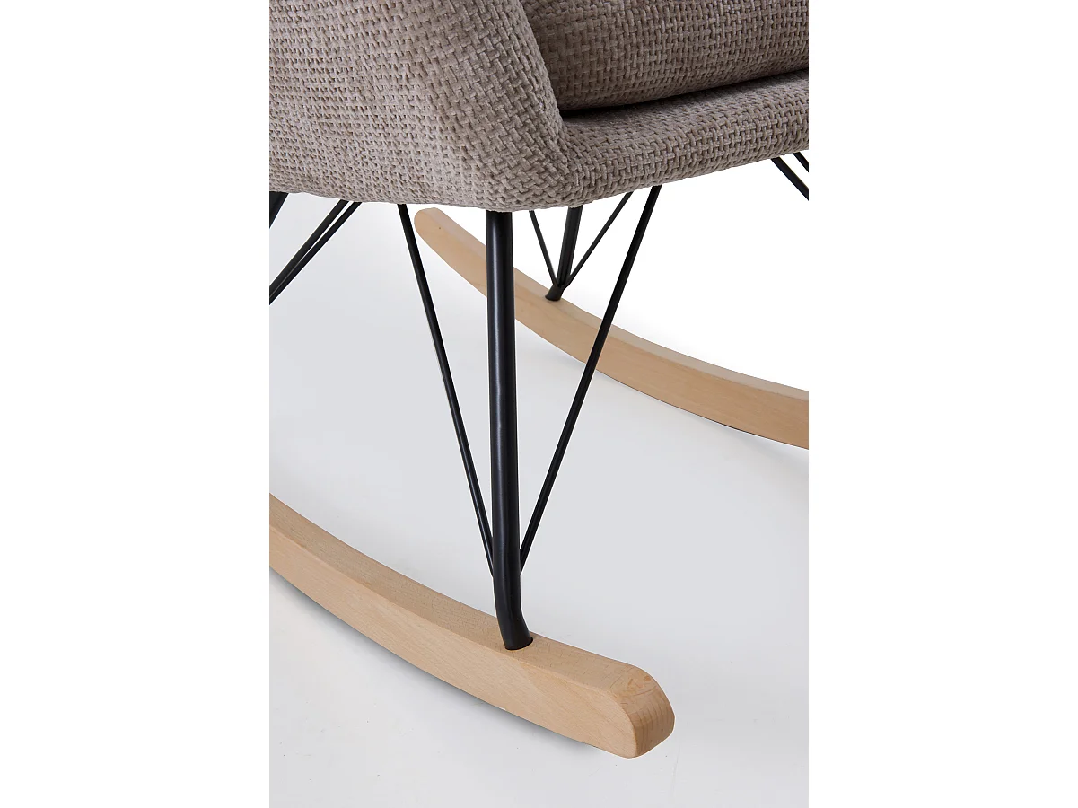 Sedia a dondolo rivestita in ciniglia marrone