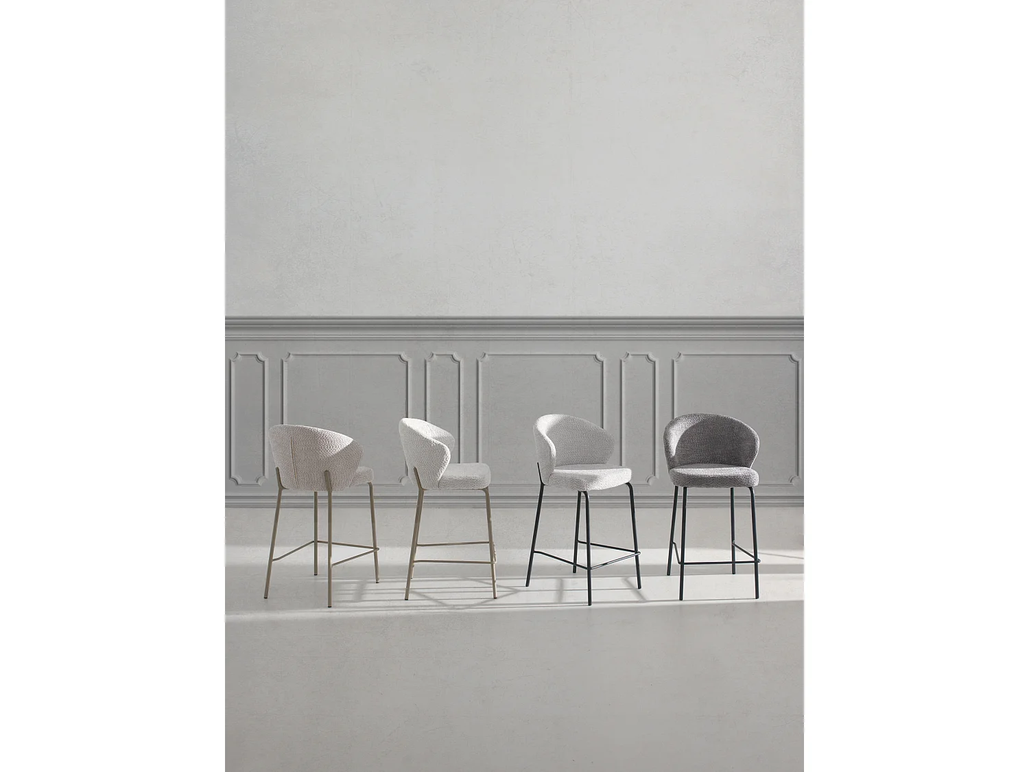 Lot de  2 tabourets tapissés en chenille gris clair