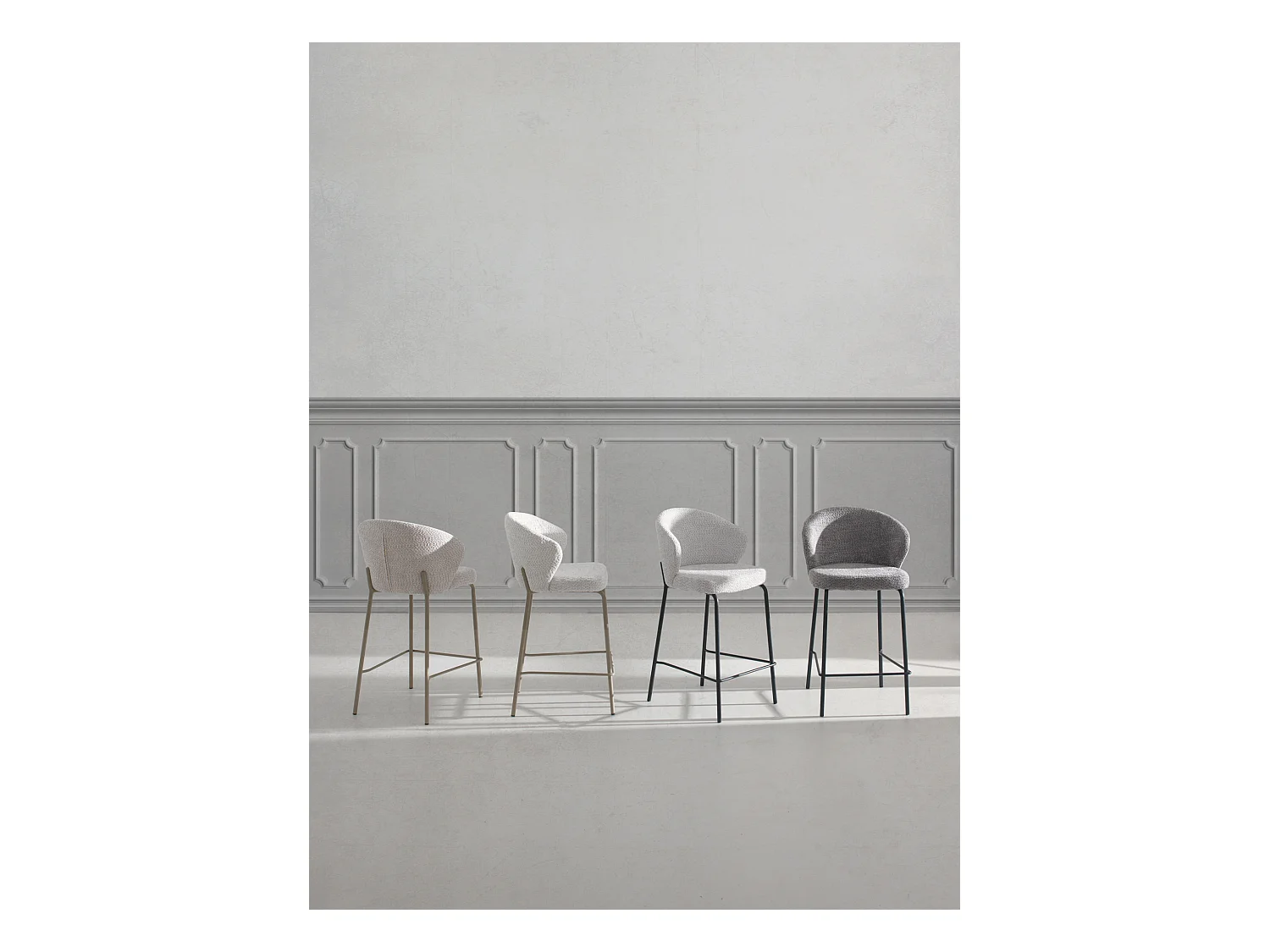 Lot de  2 tabourets tapissés en chenille crème