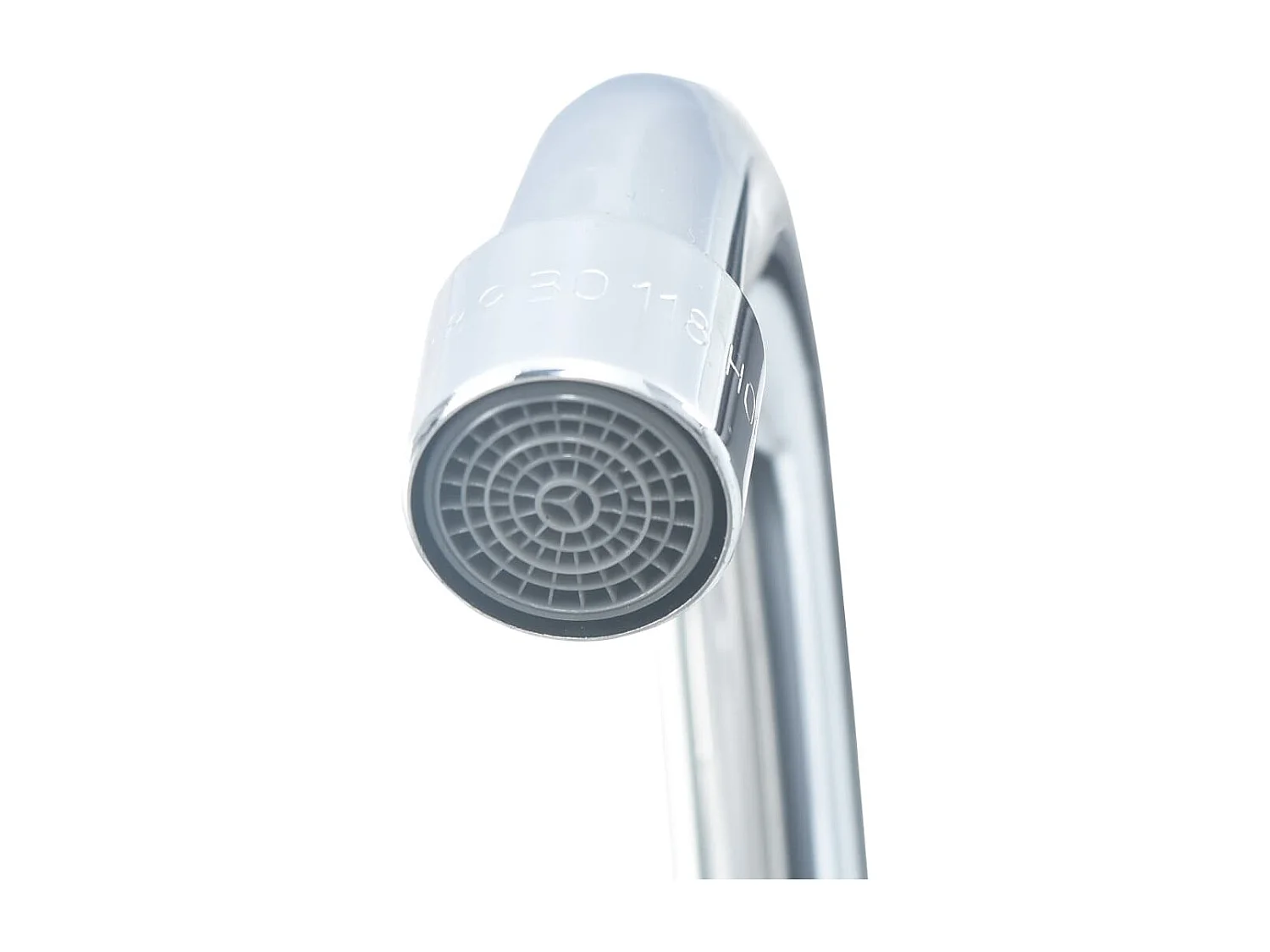 Lavabo de acero inoxidable con grifo y dispensador de jabón.