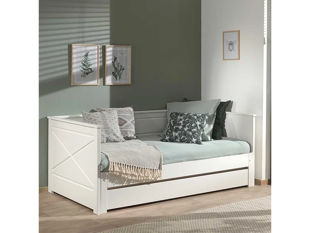 Weißes Kojenbett mit einem Ausziehbett Landhausstil