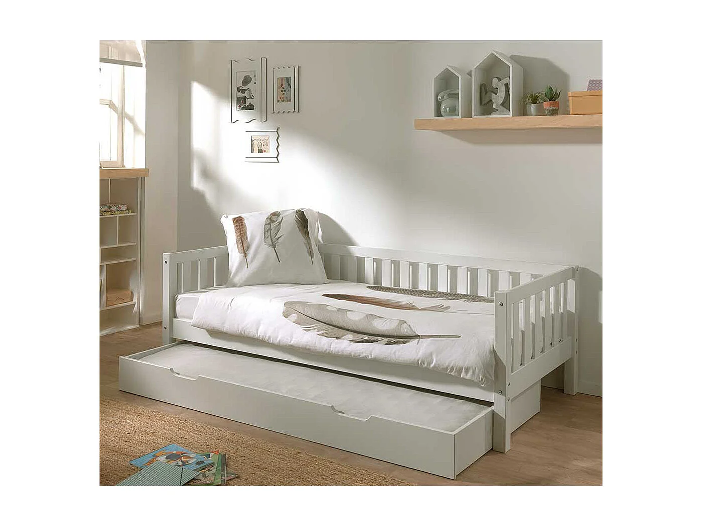 Weißes Kastenbett aus Kiefer Massivholz Skandi Design