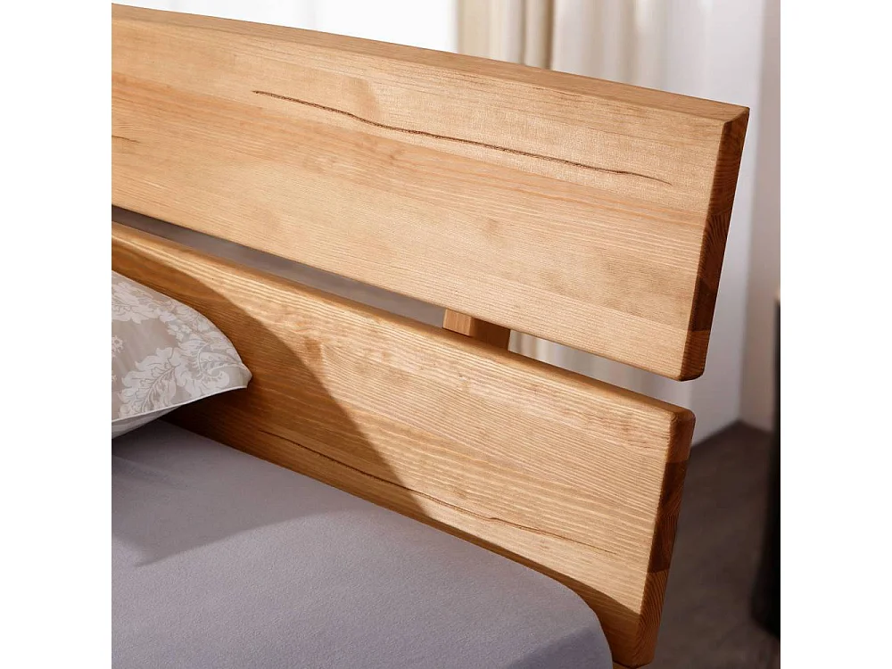 Holzbett Doppelbett auf Kufen mit Massivholz Oberfläche