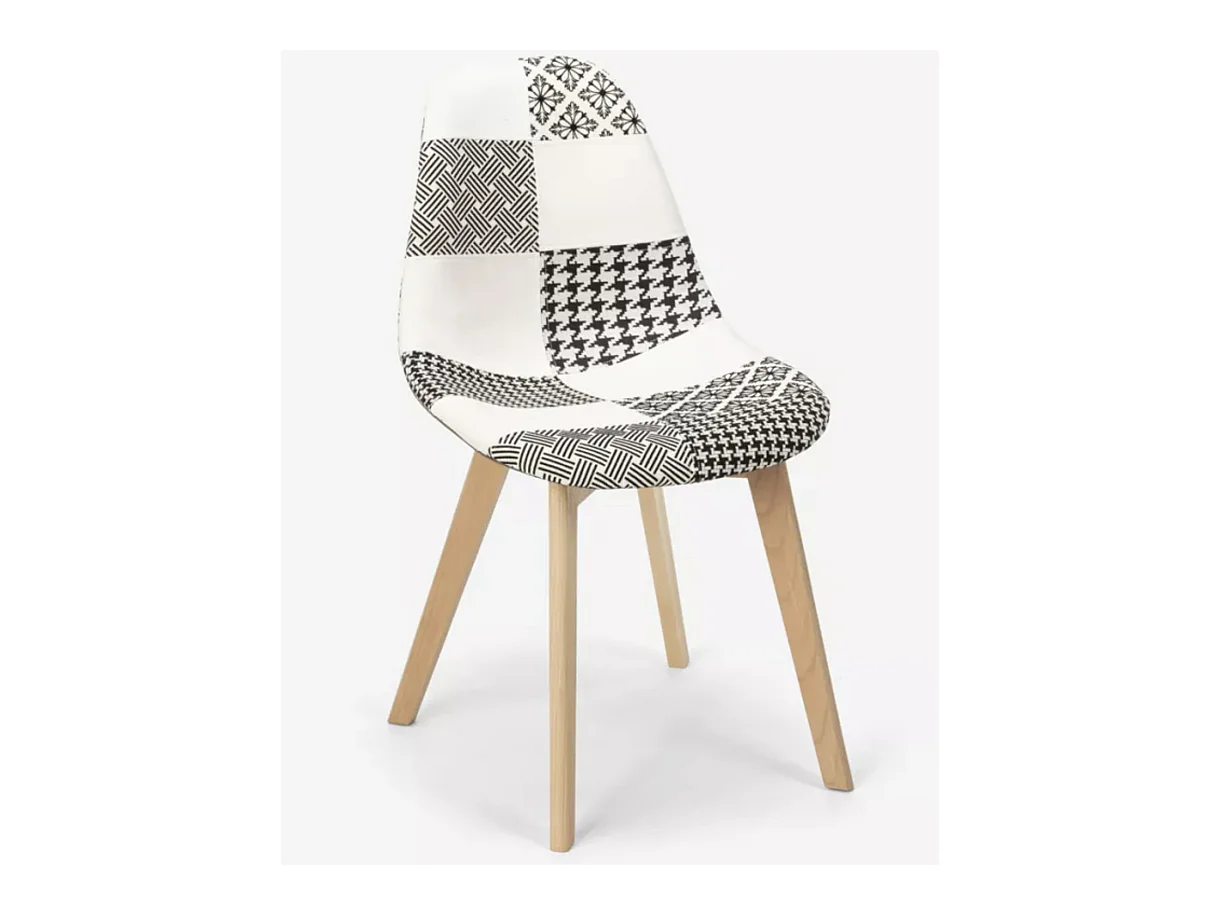 Chaise en tissu patchwork blanc, gris et pieds en bois naturel Vinto