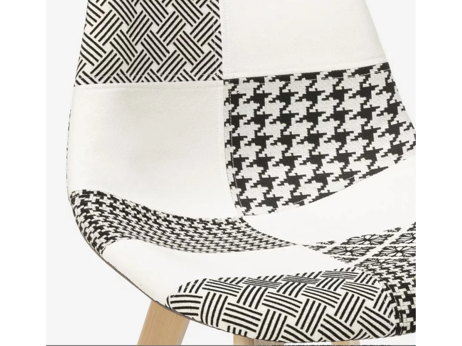 Chaise en tissu patchwork blanc, gris et pieds en bois naturel Vinto