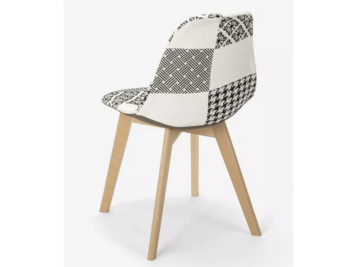 Chaise en tissu patchwork blanc, gris et pieds en bois naturel Vinto