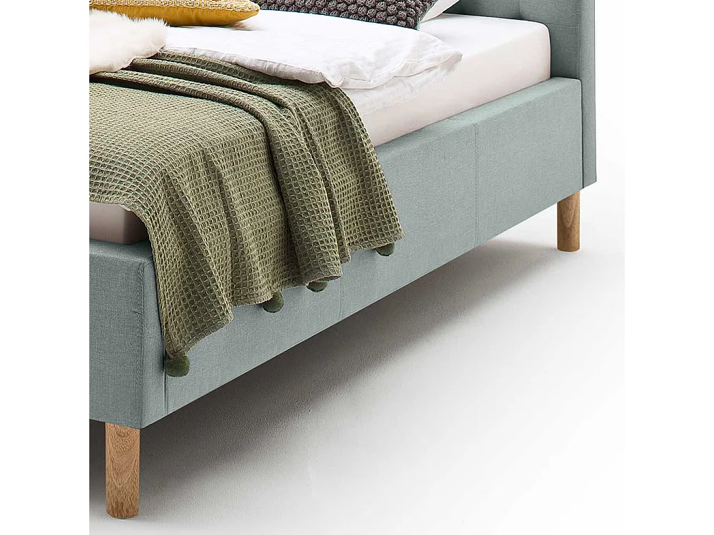 Stoffbett in Hellblau gestepptem Kopfteil