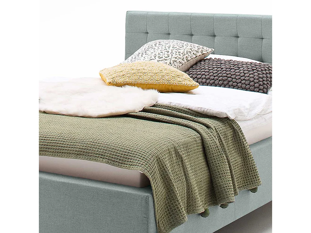 Stoffbett in Hellblau gestepptem Kopfteil