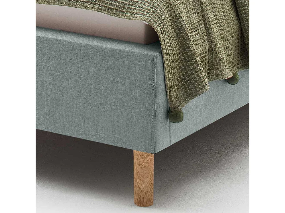 Stoffbett in Hellblau gestepptem Kopfteil