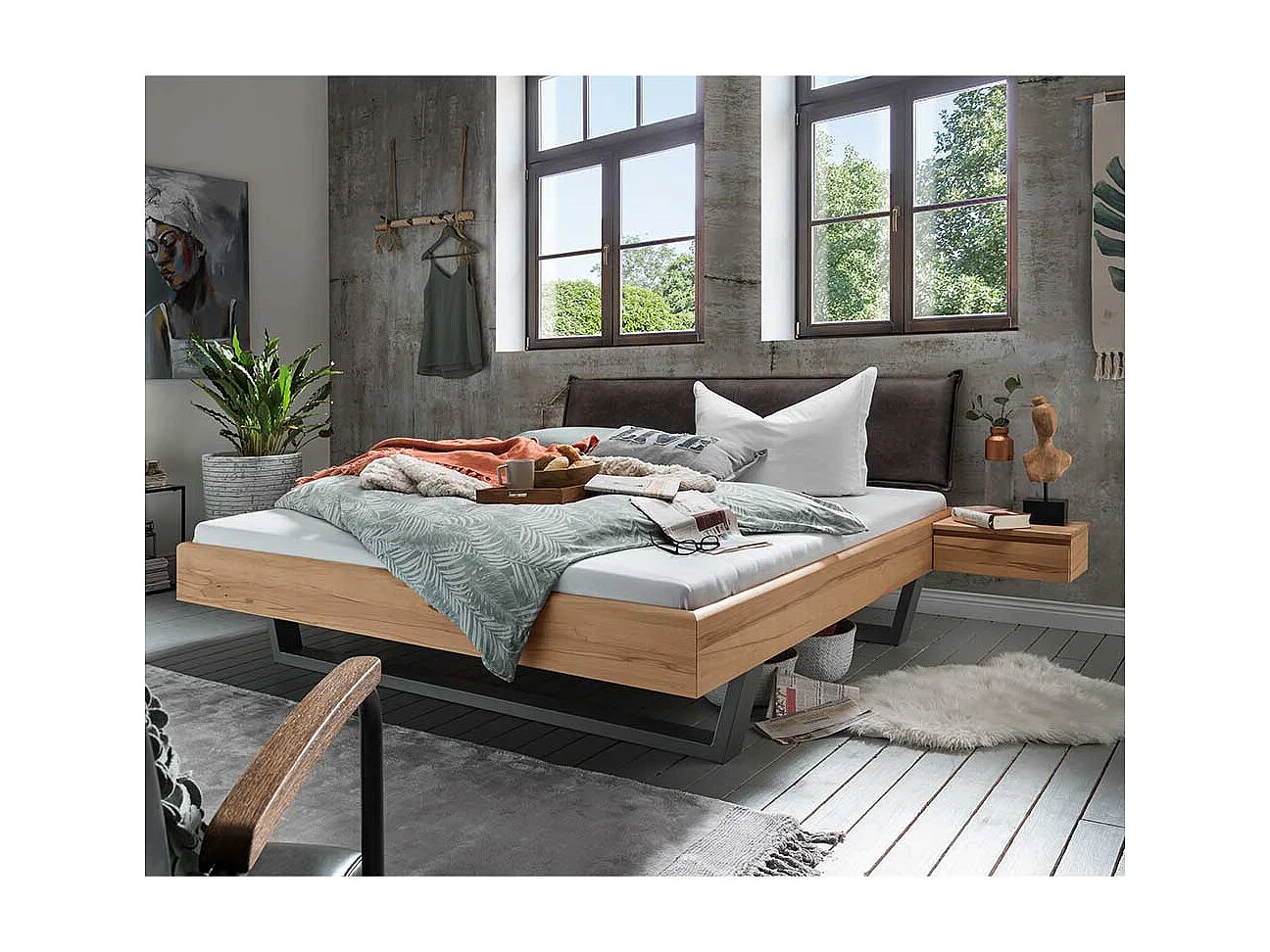 Polsterkopfteil Bett aus Kernbuche Massivholz zwei Nachtkommoden (dreiteilig)