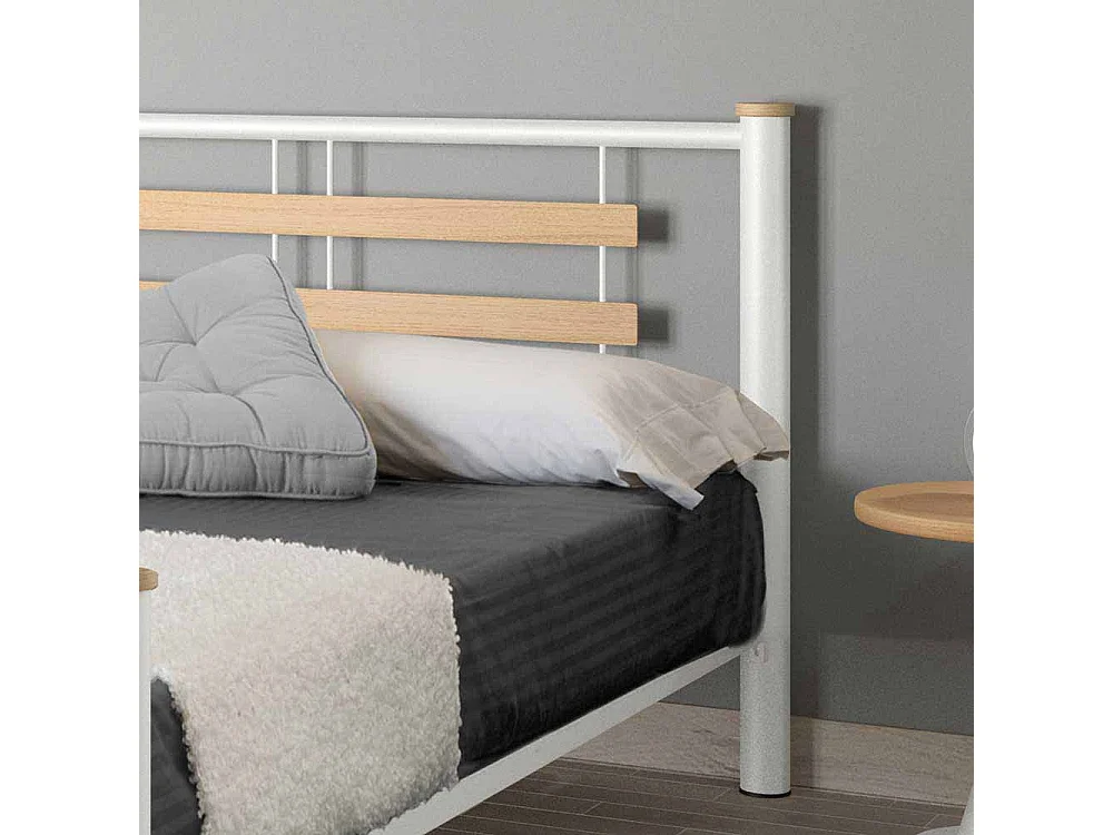 Metallbett in Weiß mit Eiche Massivholz