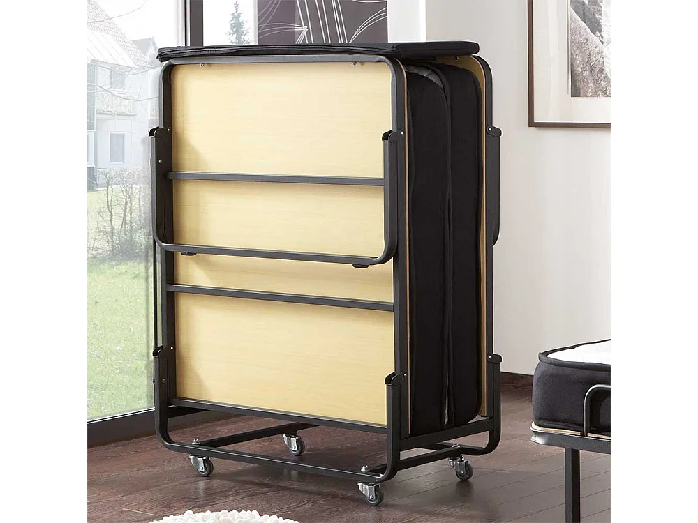 Klappbett aus Metall mit Matratze