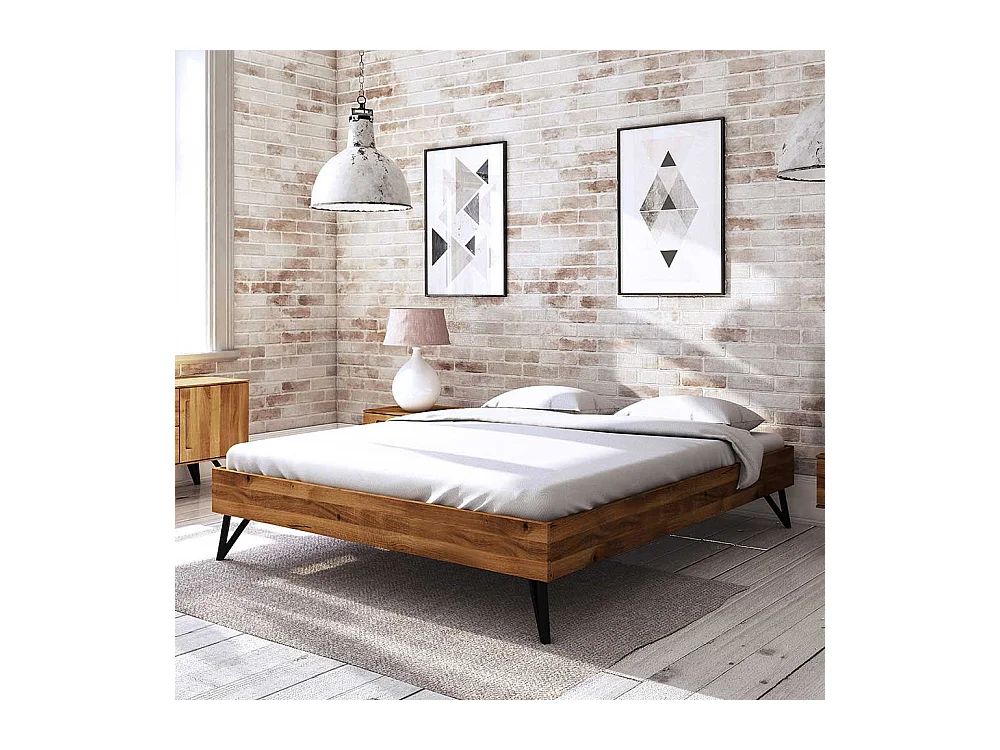 Niedriges Bett aus Wildeiche Massivholz und Stahl Kopfteil