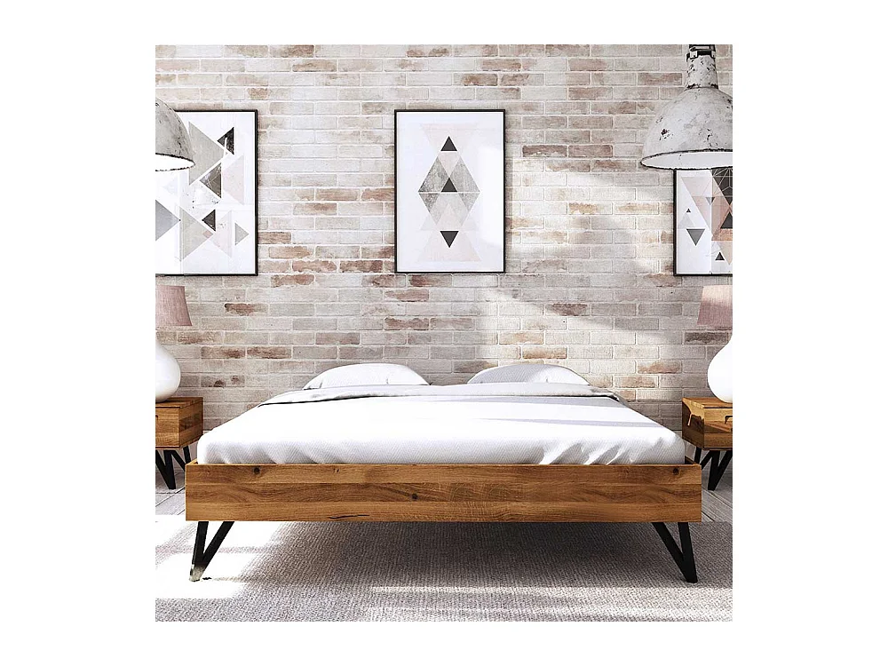 Niedriges Bett aus Wildeiche Massivholz und Stahl Kopfteil