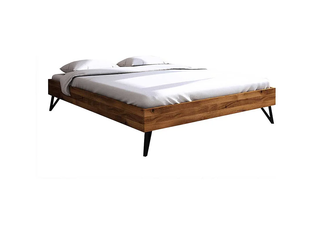 Niedriges Bett aus Wildeiche Massivholz und Stahl Kopfteil