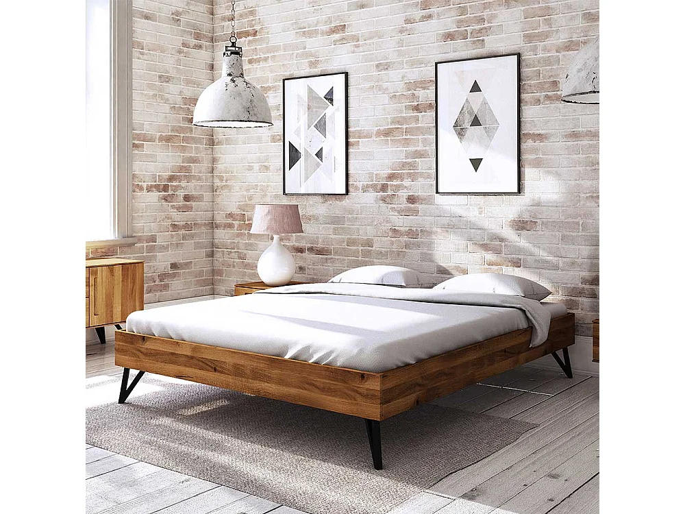 Niedriges Bett aus Wildeiche Massivholz und Stahl Kopfteil