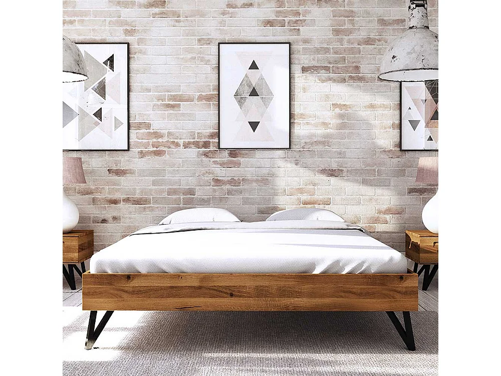 Niedriges Bett aus Wildeiche Massivholz und Stahl Kopfteil