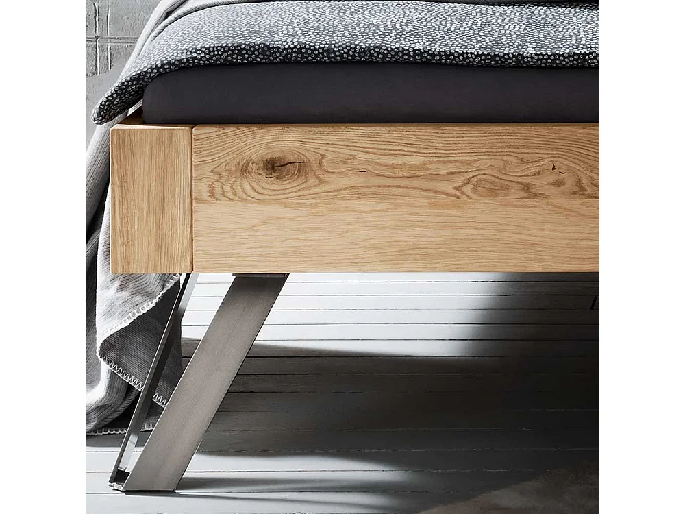 Massives Holzbett mit Vierfußgestell aus Metall Wildeiche geölt