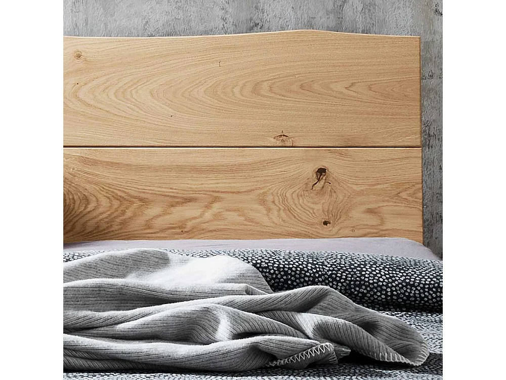 Massives Holzbett mit Vierfußgestell aus Metall Wildeiche geölt