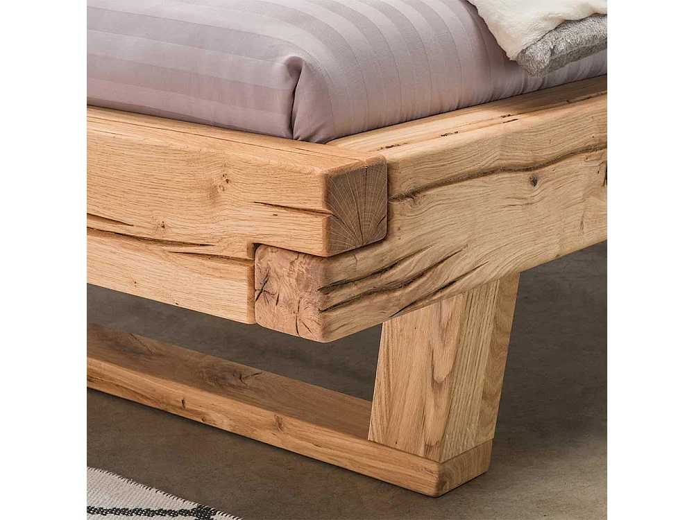 Balkenbett ohne Kopfteil aus Wildeiche Massivholz rustikalen Stil