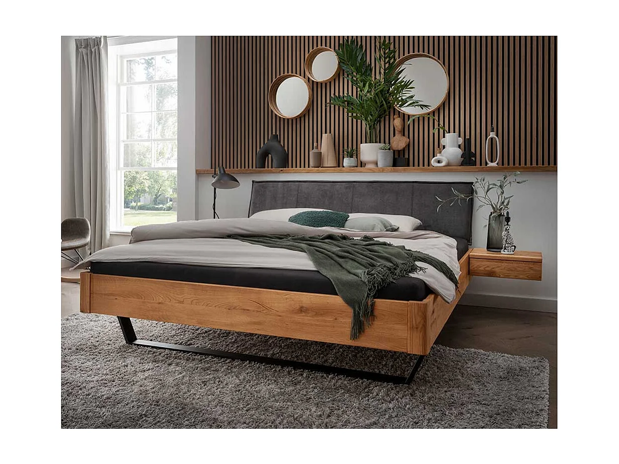 Wildeiche Massivbett mit Bügelgestell aus Metall Industry und Loft Stil