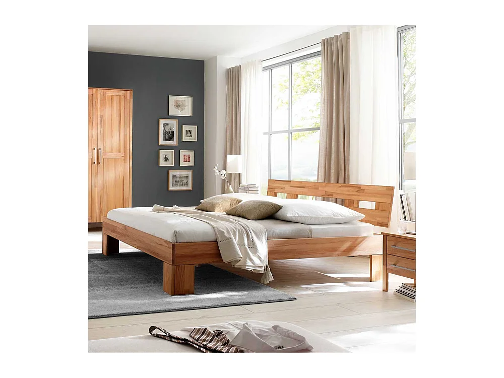 Bett in Kernbuchefarben modern