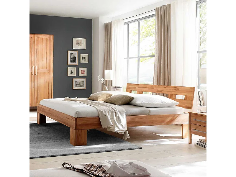 Bett in Kernbuchefarben modern